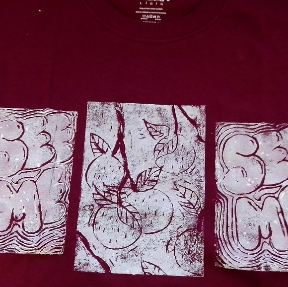 Maroon graphic Tee - Picture 2 of 4